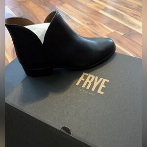 FRYE Women’s Black Leather Ankle Boot - Classic Slip-On Melissa Shootie